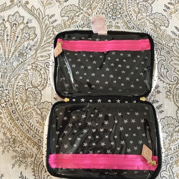 BENEFIT’S TOILETRY CASE - Picture 3 of 5